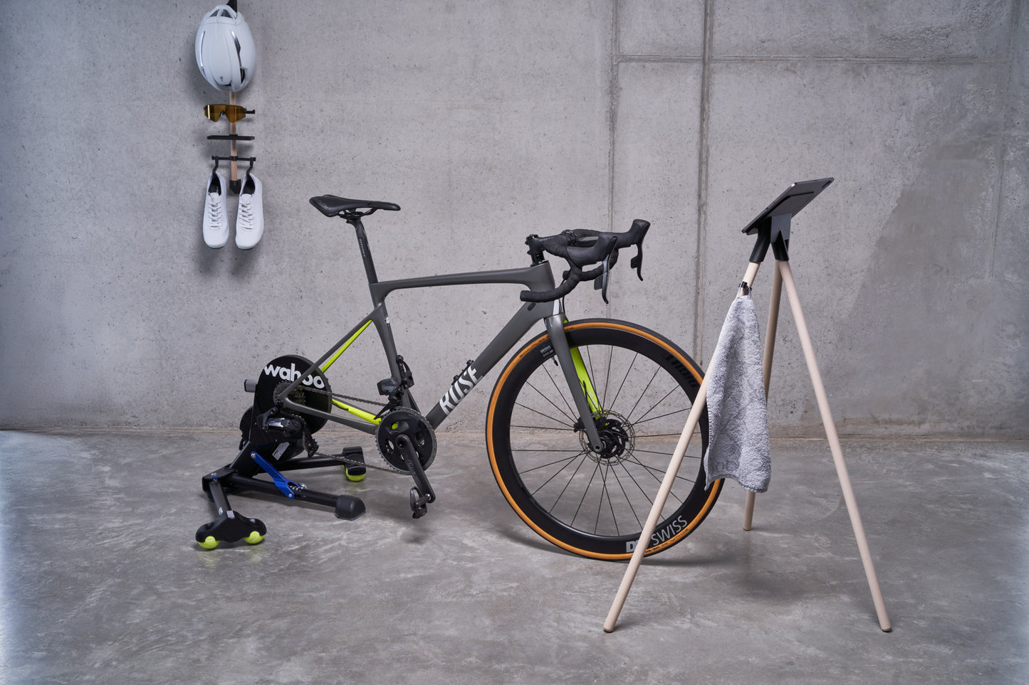 Indoor Bike Trainer Tablethalter inkl. Holzbeine, 3D-Druck Technologie, Perfekt für Zwift, Fahrradfan Geschenk