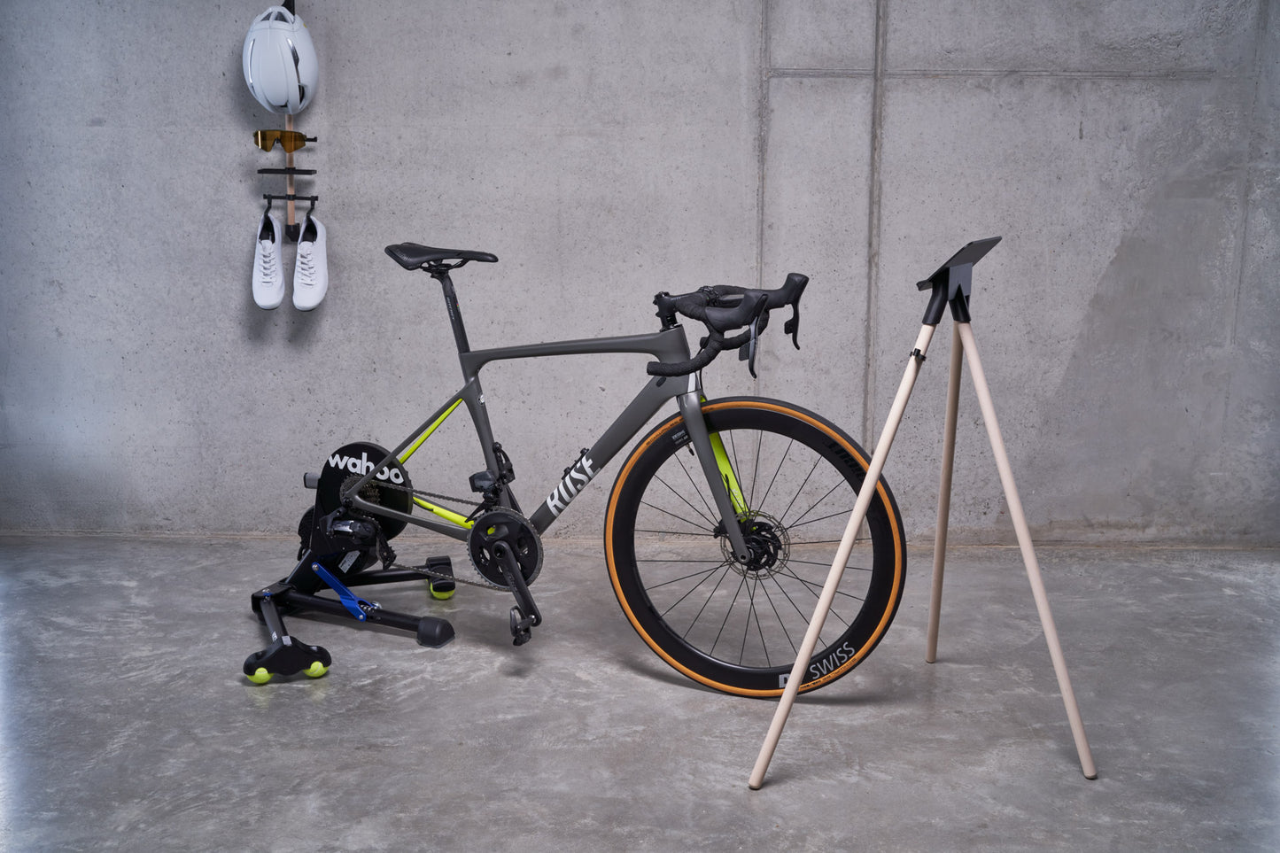 Indoor Bike Trainer Tablethalter inkl. Holzbeine, 3D-Druck Technologie, Perfekt für Zwift, Fahrradfan Geschenk