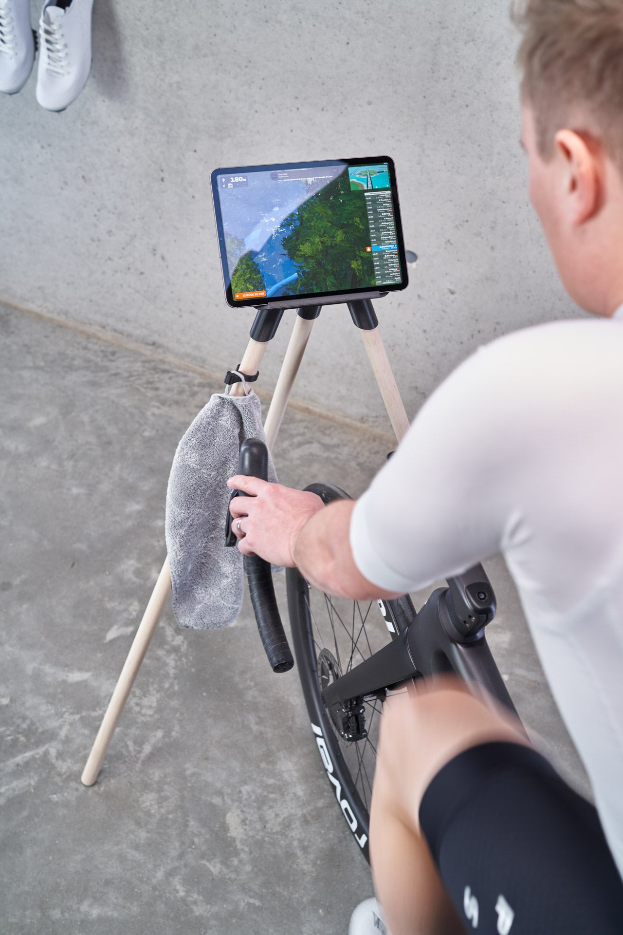 Indoor Bike Trainer Tablethalter inkl. Holzbeine, 3D-Druck Technologie, Perfekt für Zwift, Fahrradfan Geschenk