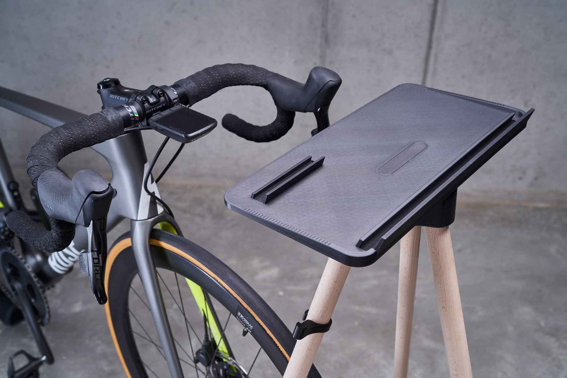 rennrad ipad halterung Indoor Bike Tablet Table inkl. Smartphonehalter und Holzbeine, 3D-Druck Technologie, Perfekt für Zwift, Fahrradfan Geschenk - Fitness Stand