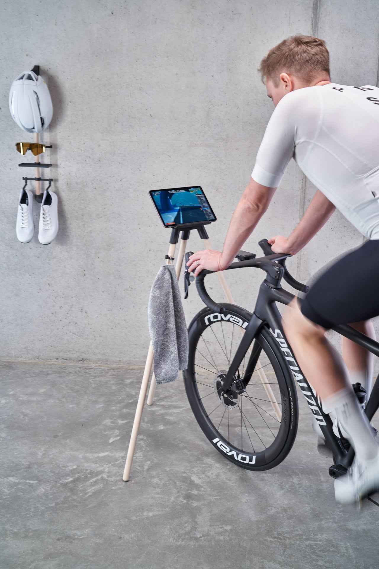 Indoor Bike Trainer Tablethalter inkl. Holzbeine, 3D-Druck Technologie, Perfekt für Zwift, Fahrradfan Geschenk - Fitness Stand